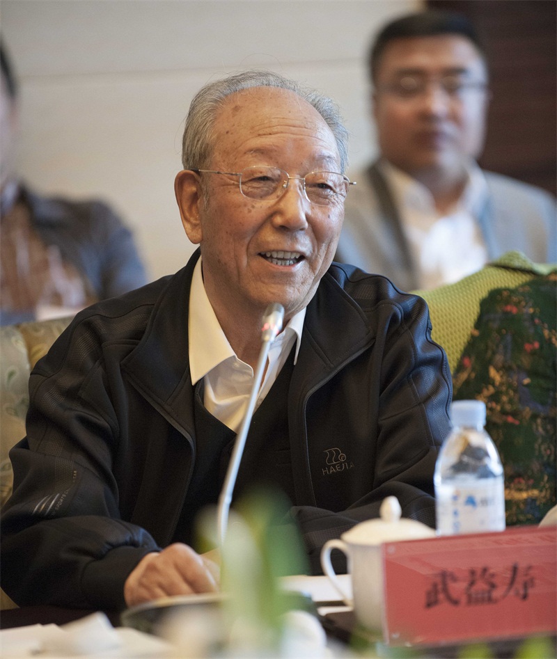 原伊盟經委主任武益壽在會上講話