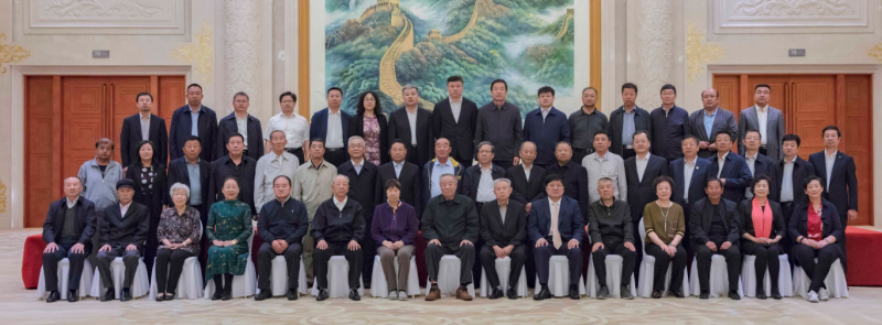座談會在久別重逢的喜悅中結束了，大家拍照合影，回望過去走過的青蔥歲月，留下新的美好記憶。