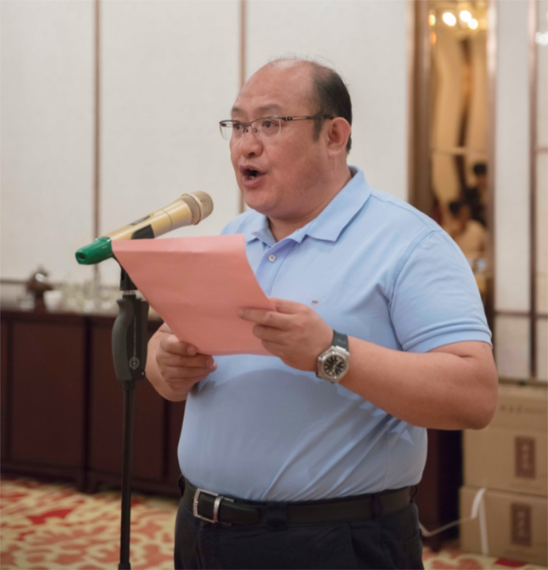 中午時分，在博源豪生酒店舉行的“紀念伊盟天然堿科研組創立40周年”感恩午宴，又把這次紀念活動推向高潮。午宴由博源集團常務副總裁邵廉清主持。