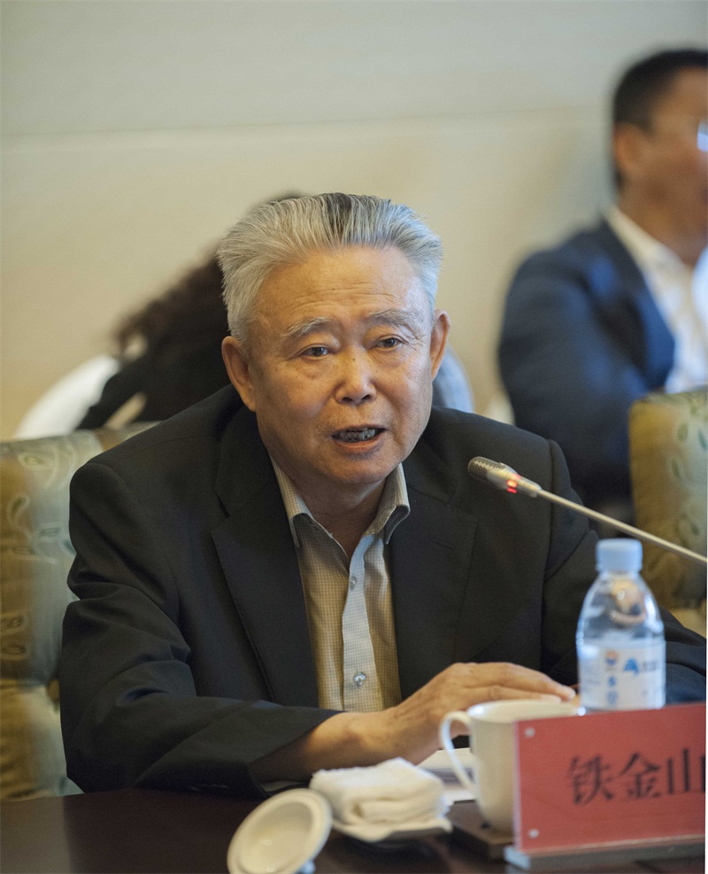 原伊化化學公司董事長鐵金山在座談中發言