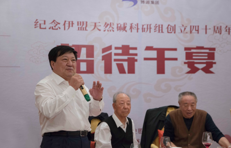 戴連榮主席躬身為李武和老一輩天然堿創業者獻上感恩的美酒和動人心弦的歌曲。他說：“博源就是你們的家，你們來到這里就是回家。希望以后天然堿創業者們都能夠多聯絡感情，享受生活。我們將繼續用‘堿湖精神’為博源的管理者們指引方向，給他們發展的平臺和機會，將天然堿事業、將博源的事業做大做強。”大家輕聲跟著合唱祝福的歌曲，在音樂聲中重續當年的情誼，在歡笑聲中盡情感受崢嶸歲月中留下的寶貴精神財富。