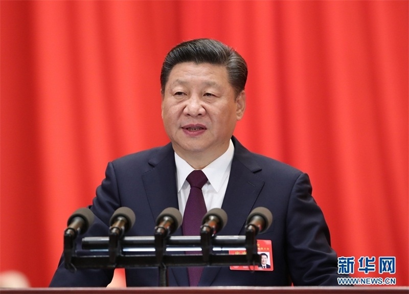 習(xí)近平指出，這次大會的主題是：不忘初心，牢記使命，高舉中國特色社會主義偉大旗幟，決勝全面建成小康社會，奪取新時代中國特色社會主義偉大勝利，為實現(xiàn)中華民族偉大復(fù)興的中國夢不懈奮斗。習(xí)近平代表第十八屆中央委員會向大會作的報告題為《決勝全面建成小康社會　奪取新時代中國特色社會主義偉大勝利》，分13個部分：一、過去五年的工作和歷史性變革；二、新時代中國共產(chǎn)黨的歷史使命；三、新時代中國特色社會主義思想和基本方略；四、決勝全面建成小康社會，開啟全面建設(shè)社會主義現(xiàn)代化國家新征程；五、貫徹新發(fā)展理念，建設(shè)現(xiàn)代化經(jīng)濟體系；六、健全人民當(dāng)家作主制度體系，發(fā)展社會主義民主政治；七、堅定文化自信，推動社會主義文化繁榮興盛；八、提高保障和改善民生水平，加強和創(chuàng)新社會治理；九、加快生態(tài)文明體制改革，建設(shè)美麗中國；十、堅持走中國特色強軍之路，全面推進國防和軍隊現(xiàn)代化；十一、堅持“一國兩制”，推進祖國統(tǒng)一；十二、堅持和平發(fā)展道路，推動構(gòu)建人類命運共同體；十三、堅定不移全面從嚴治黨，不斷提高黨的執(zhí)政能力和領(lǐng)導(dǎo)水平。