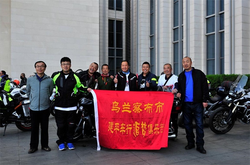 下午，“探尋最美鄂爾多斯——神州動力俱樂部一周年逍遙行活動”接近尾聲，摩友們戀戀不舍的互相道別，“希望今年8月份我們再相見，到美麗的烏蘭察布騎上機車，放飛夢想”。 據了解，由億路行自駕游俱樂部組織的自駕游活動的40多位自駕車愛好者駕著愛車與摩友們一起參與了此次“探尋最美鄂爾多斯活動——神州動力俱樂部一周年逍遙行活動”。