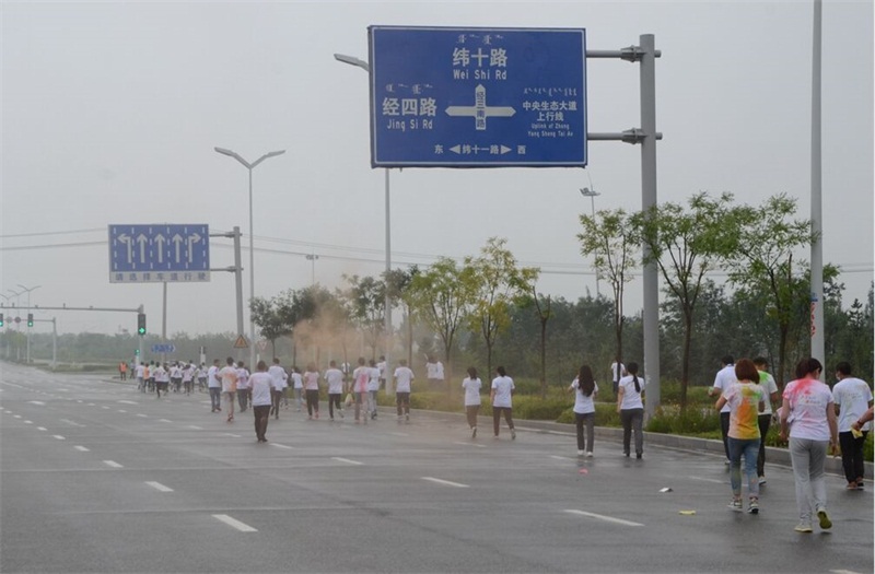 本次彩虹跑路線為環(huán)繞空港物流園區(qū)一周，全程約5公里。寬敞的大道上，大家你追我趕、歡聲笑語籠罩在物流園區(qū)上空，潮濕的陰雨天助力運動健兒們一路向前。