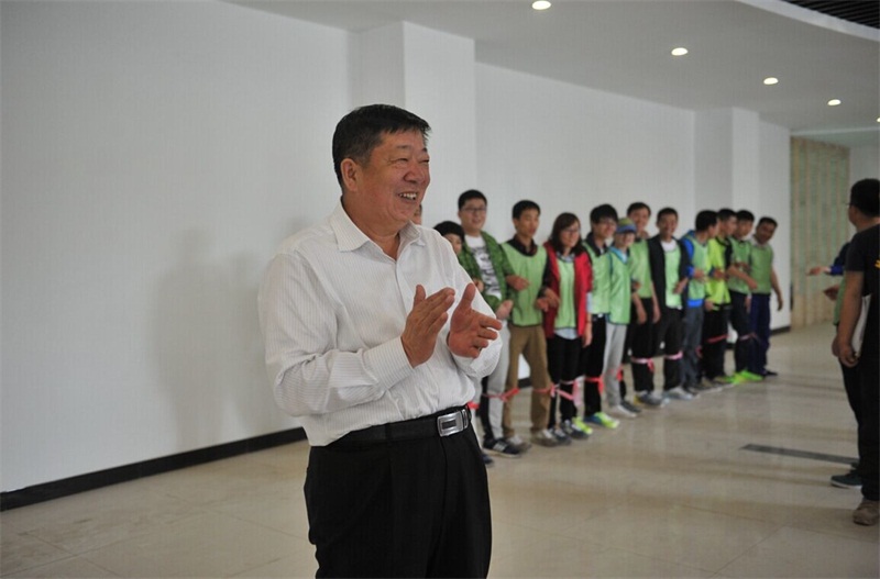 李培成書記為這次活動致辭。他說，本次活動旨在充分發(fā)揮集團黨工團群青的服務(wù)作用，組織員工喜聞樂見的文體活動，希望能夠通過這樣的活動來緩解緊張的工作壓力，營造輕松愉悅的工作氛圍，同時也希望加強集團所屬企業(yè)間的聯(lián)系、增強員企業(yè)員工的凝聚力。他說參與這類年輕人的活動，感覺自己也變年輕了，渾身都充滿了活力。
