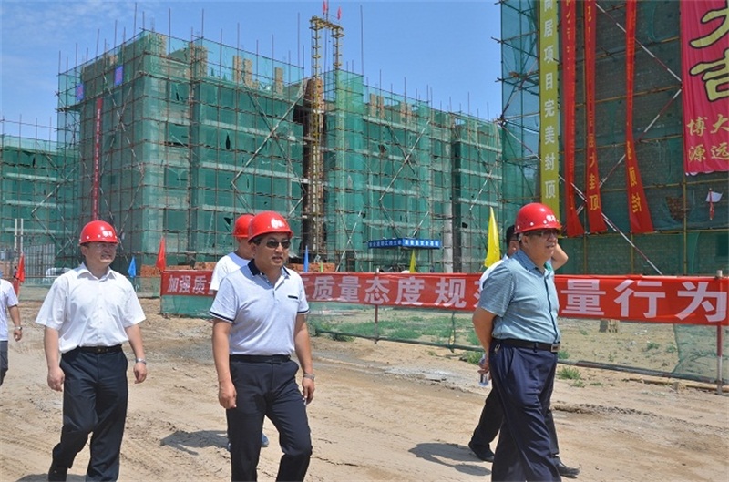 博源集團黨委書記、烏審旗博潤置業(yè)公司董事長李培成，博源置業(yè)公司工程總監(jiān)李海瑞，總經(jīng)理助理李今奮及項目承建單位、監(jiān)理單位的負(fù)責(zé)人、施工現(xiàn)場全體人員近500人參加了封頂儀式。