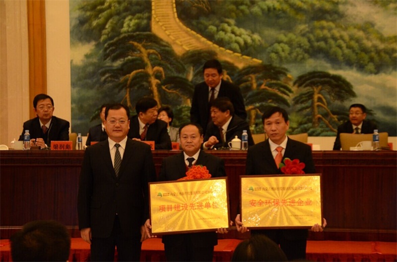 集團領導與勞動模范合影