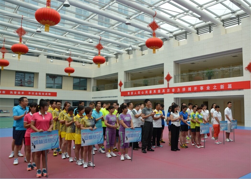 7月23日-24日,“博源十年”系列文體活動(dòng)之羽毛球總決賽在博源大廈6樓職工活動(dòng)中心舉行。本次羽毛球比賽預(yù)選賽階段設(shè)8個(gè)分賽區(qū),共選拔出53名優(yōu)秀選手參加總決賽。經(jīng)過(guò)兩天96場(chǎng)緊張、激烈的比賽,男子單打冠軍由博源豪生大酒店選手王志宇?yuàn)Z得,遠(yuǎn)興能源公司的杜有強(qiáng)和中源化學(xué)公司的陽(yáng)瑩分獲亞軍和季軍;女子單打冠、亞軍由中煤蒙大新能源化工公司的王紅霞、王舉怡奪得,中源化學(xué)公司的王利津獲得季軍。團(tuán)體賽冠軍為中煤蒙大新能源化工公司代表隊(duì)奪得,博源豪生大酒店代表隊(duì)和遠(yuǎn)興能源公司代表隊(duì)分獲團(tuán)體賽的亞軍和季軍。上圖為開(kāi)幕式