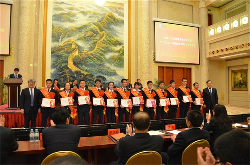 戴連榮主席與賀占海總裁為獲獎者頒獎