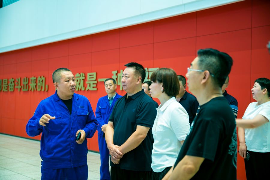 內(nèi)蒙古自治區(qū)人大社會建設(shè)委員會主任委員史萬鈞到博源銀根礦業(yè)公司調(diào)研